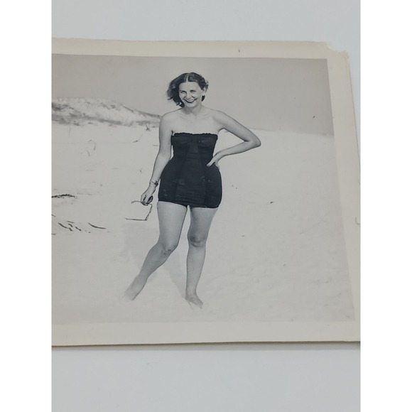 Pretty Woman Posing in One Piece Swimsuit 1951 at Panama Beach Florida 1950s - Picture 2 of 5